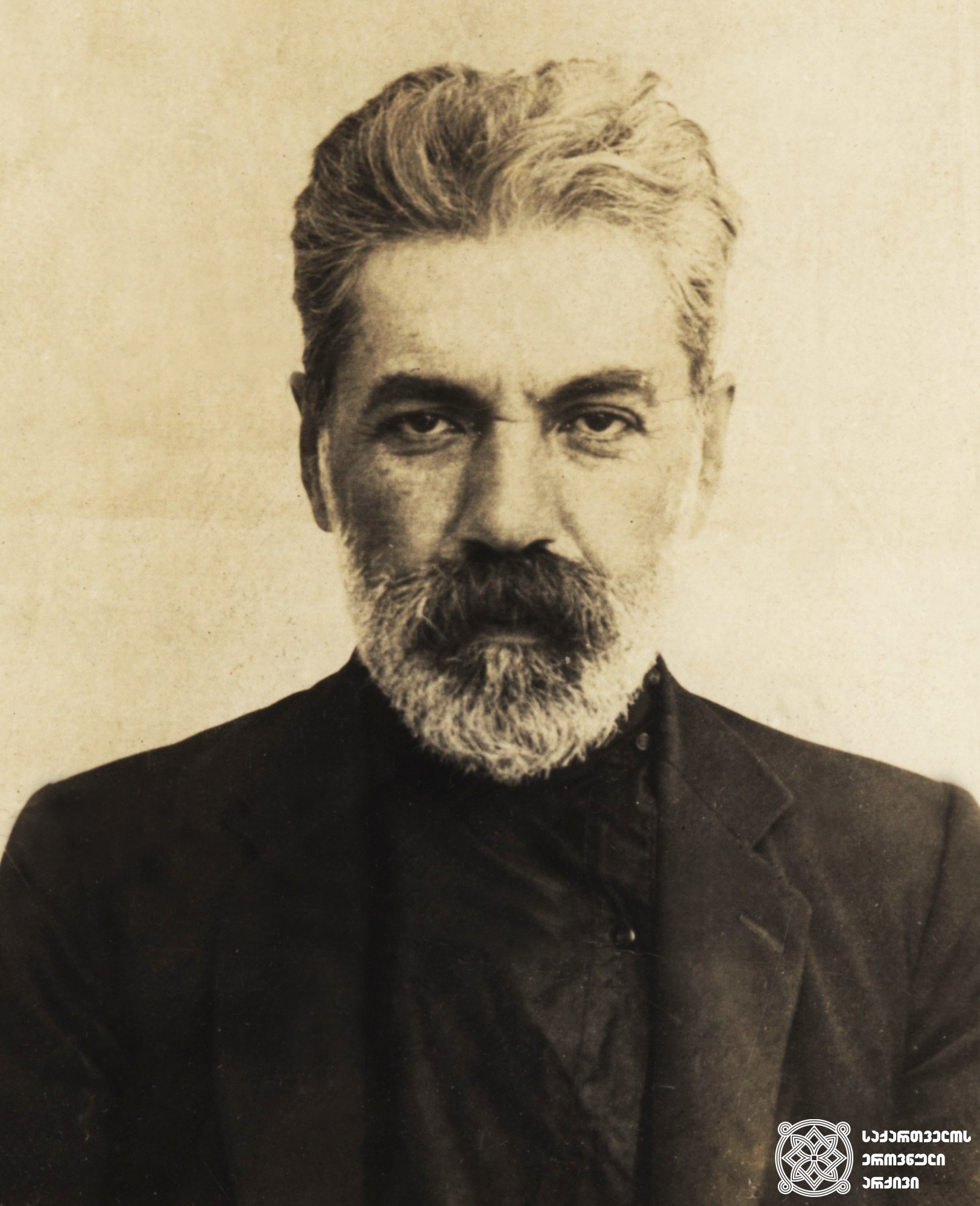ჰოვანეს კაჩაზნუნი, ამიერკავკასიის ფედერაციის სახელმწიფო მზრუნველობის მინისტრი და ამიერკავკასიის სეიმის წევრი დაშნაკთა პარტიიდან. <br>
Hovanes Kachaznun, Minister of State Care of the Transcaucasian Federation and the member of the Transcaucasian Sejm from the Dashnak Party.