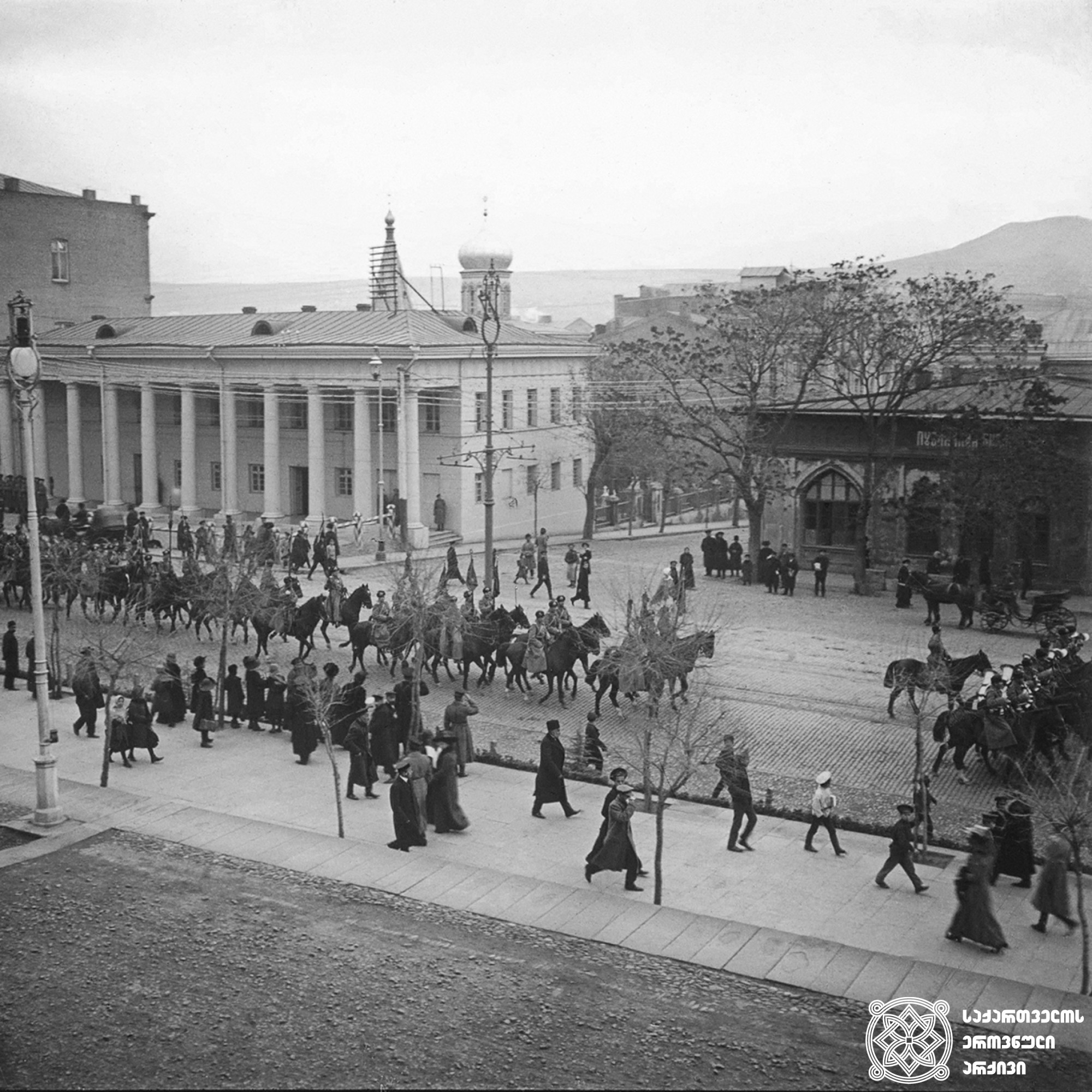 ნიჟეგოროდის პოლკის მარში გოლოვინის პროსპექტზე, თბილისი <br>
1911 წლის 26 ნოემბერი <br>
გიგლო ყარალაშვილის კოლექცია  <br>

March of Nizhny Novgorod Regiment on Golovin Avenue, Tbilisi <br>
November 26, 1911  <br>
Giglo Karalashvili collection